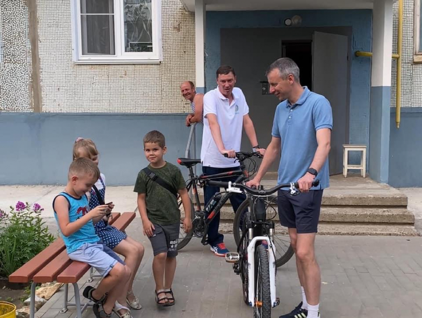 Зачем депутат Облдумы Алексей Волоцков и первый замглавы Камышина Дмитрий Резвов колесили на велосипедах по нашему городу
