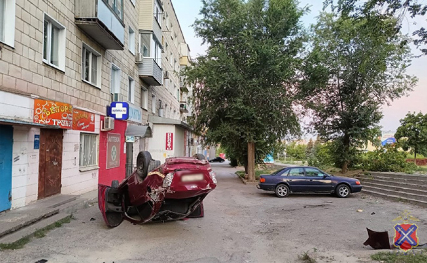 В Камышине водитель ночью опрокинул свою иномарку на улице Некрасова и отправился к хирургам 