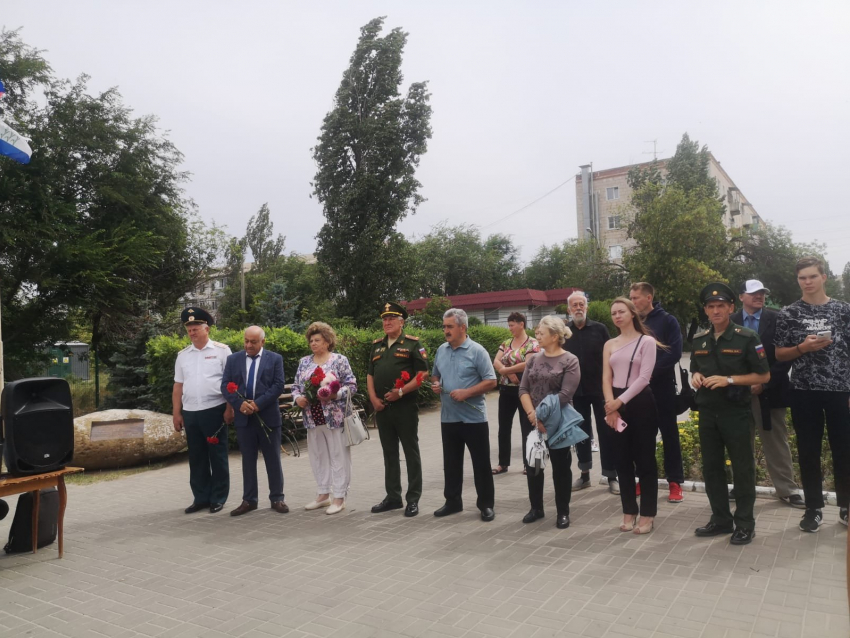 Сегодня, 16 июля, в день рождения Героя России, камышанина Александра Колгатина к его памятнику в Камышине пришли с цветами земляки и мама Героя