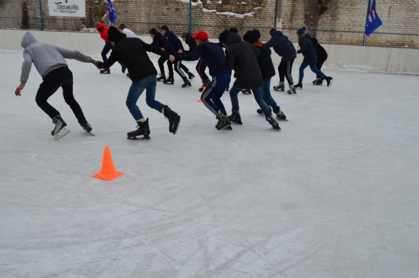 В Камышине в городском парке Комсомольцев-добровольцев эстафетой на льду отметили Татьянин день
