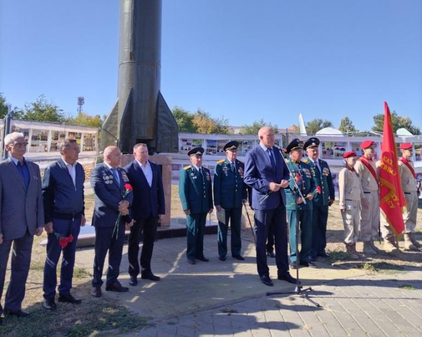 В Камышине СМИ утверждают, что на митинге выпускников военного училища спикер Владимир Пономарев озвучил идею его воссоздания