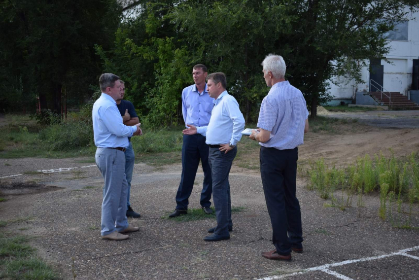 После критики губернатора глава Камышина Станислав Зинченко оперативно собрал совещание во дворе городской школы №7