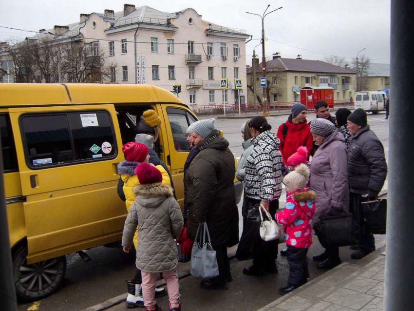 Водители, прекратите запускать стоящих пассажиров, меня передавило всего! - камышанин