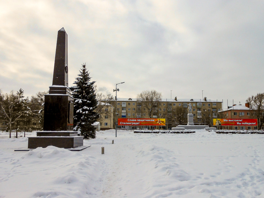 В Камышине оформляют площадь Павших борцов ко 2 февраля - раскрошившийся памятник на могиле этих борцов слегка присыпало снегом