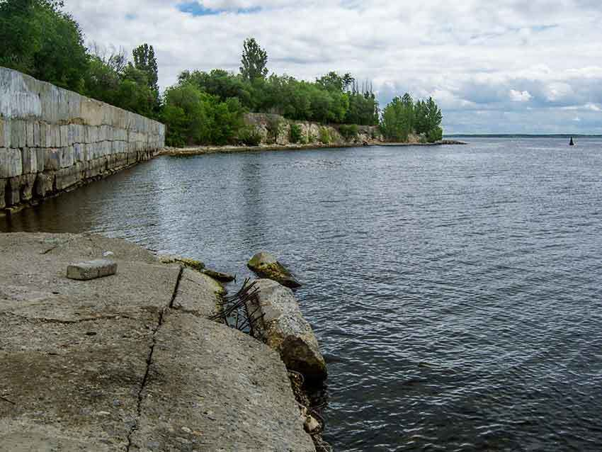 В Камышине рассыпается набережная по левому берегу Камышинки