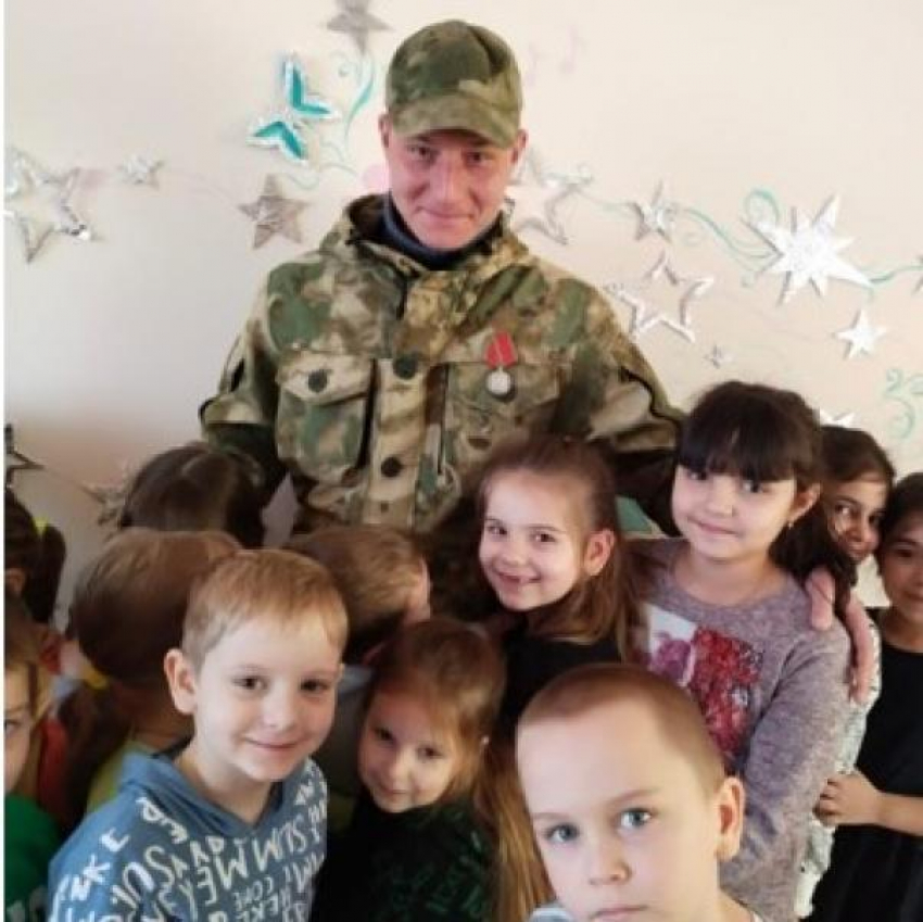 В Камышинском районе в детский сад «Колосок» пришел в гости героический земляк ребятишек Николай Гусев - он  приехал на побывку из зоны спецоперации