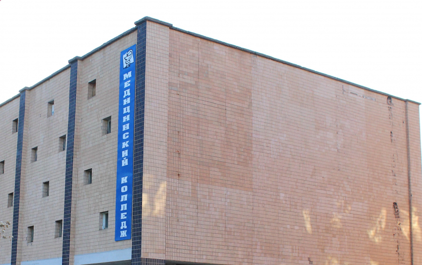 "Переоделся» упал и умер": в Камышине в медколледже скончался на занятиях студент