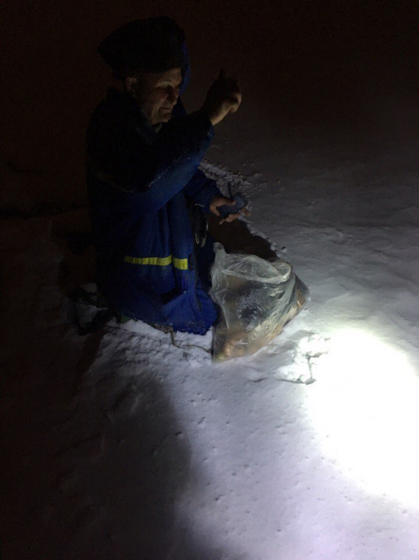 Камышинские спасатели вызволили из ледяного плена уснувшего на Камышинке горожанина