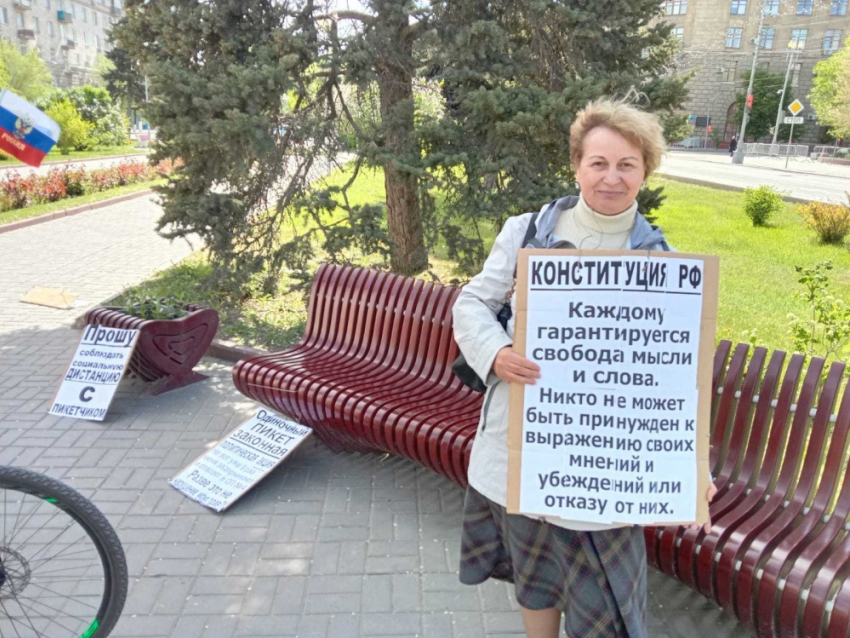 Активистку в десятый раз задержали на одиночном пикете с цитатами из Конституции 