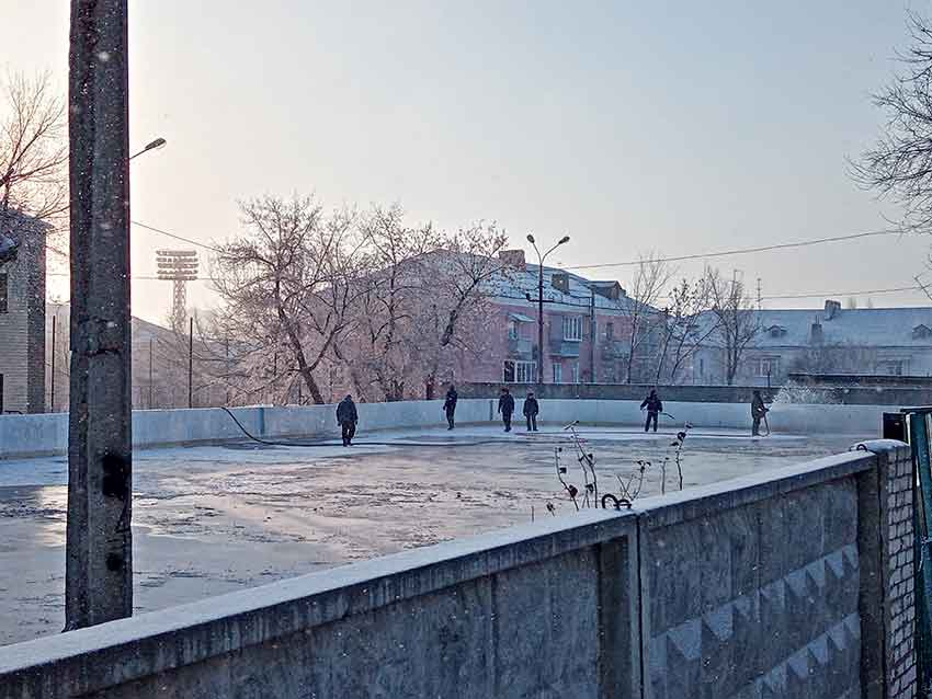 В Камышине начали заливать катки