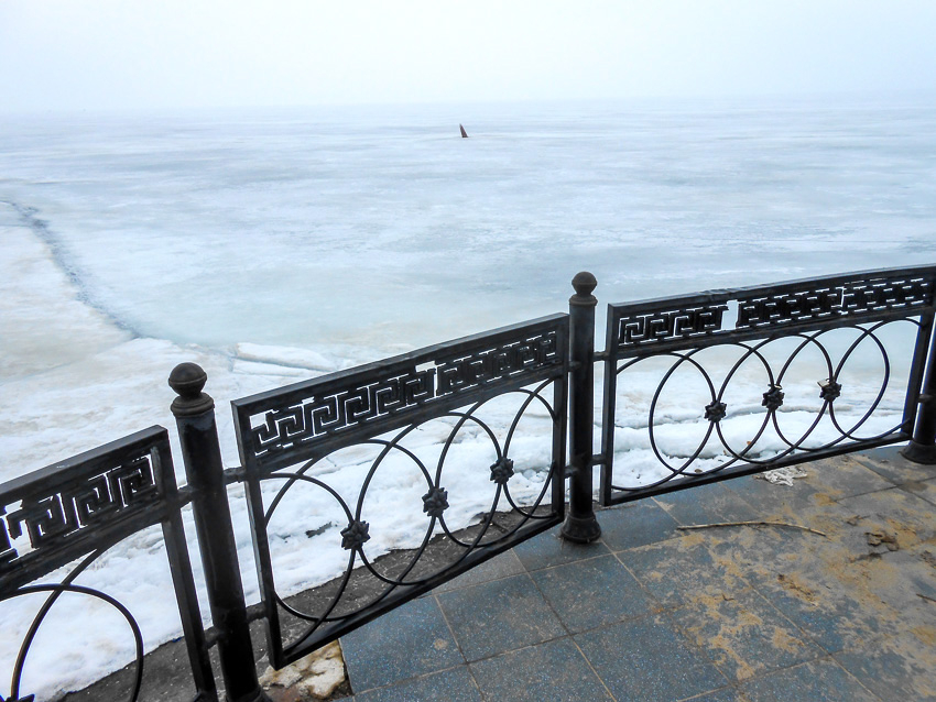 В Камышине на льду Волги стали расходиться опасные трещины