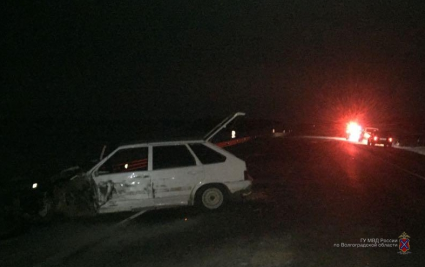 Ночью на границе Камышинского района молодой водитель легковушки влетел на «встречке» в две иномарки и остался жив