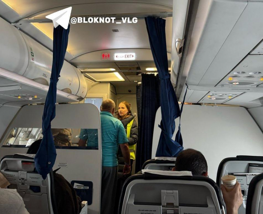 «Людям плохо, вызывают медиков»: на 12 часов заблокировали в самолете летящих из Египта в Волгоград 