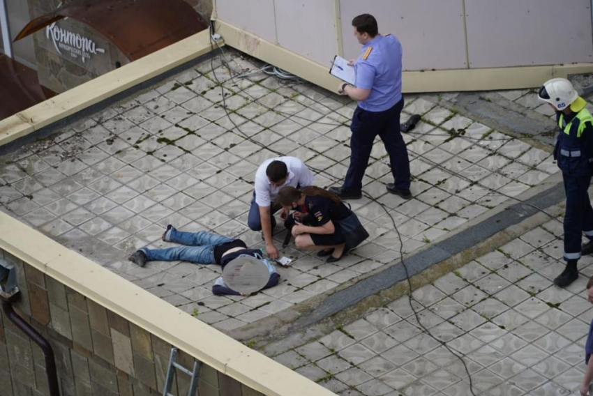 Из окна известной высотки в Волгограде сорвалась женщина - насмерть