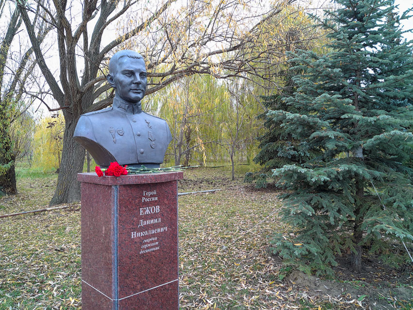 Простые камышане принесли живые цветы к бюсту Героя России Даниила Ежова в Камышине