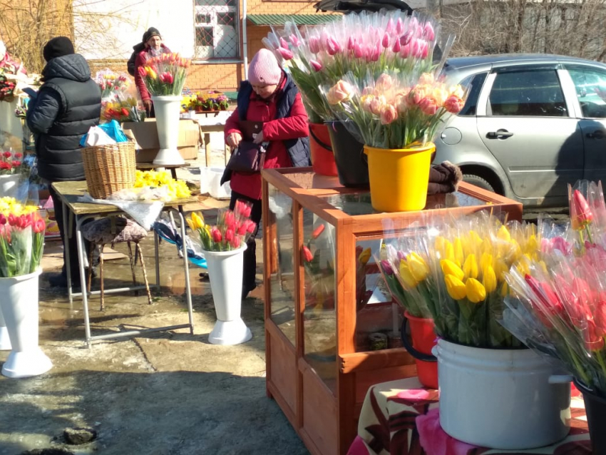 В Камышине на цветочных базарах раскрыли свои бутоны тюльпаны, розы, нарциссы