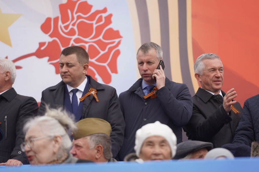 Депутата камышан в Госдуме Алексея Волоцкова журналисты запечатлели в Волгограде на параде на вип-трибуне за сосредоточенным телефонным разговором