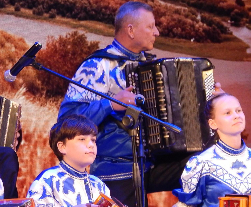 Переливы, перезвоны, родники чистых мелодий: зал покорил фестиваль народной музыки «Камышинские самоцветы»  (ВИДЕО)
