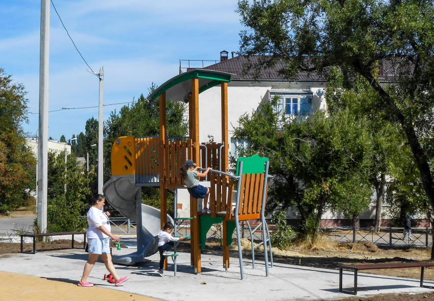 В Камышине малыши не дождутся открытия детского городка на втором участке и потихоньку его «обживают"