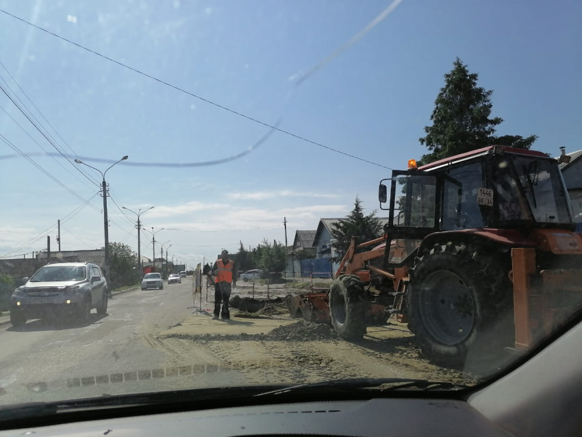 В Камышине на улице Базарова движение стало односторонним из-за рытвины на проезжей части