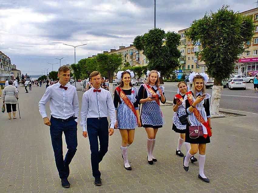 Академик Геннадий Онищенко предложил переместить выпускные вечера школьников из ресторанов в парки