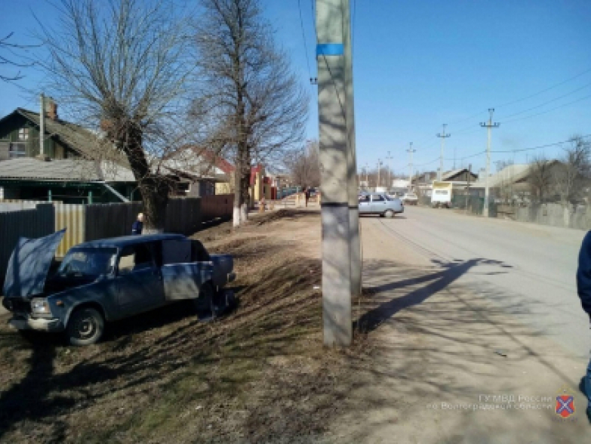 В городе Петров Вал Камышинского района не смогли разъехаться две отечественных легковушки, а в больницу попала четырехлетняя кроха