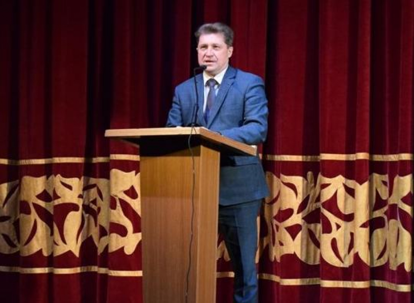 Глава Камышина Станислав Зинченко пригласил «избранную» общественность в театр на свой поздравительный доклад