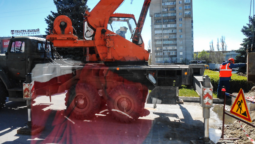 Что за яму разрыли на 3-м микрорайоне в Камышине - трубу с горячей водой рвануло? - камышанин