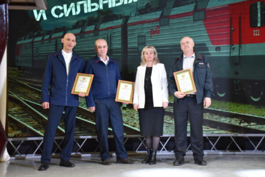 Грамотами и наручными часами наградили по случаю профессионального праздника железнодорожников станции Петров Вал в Камышинском районе