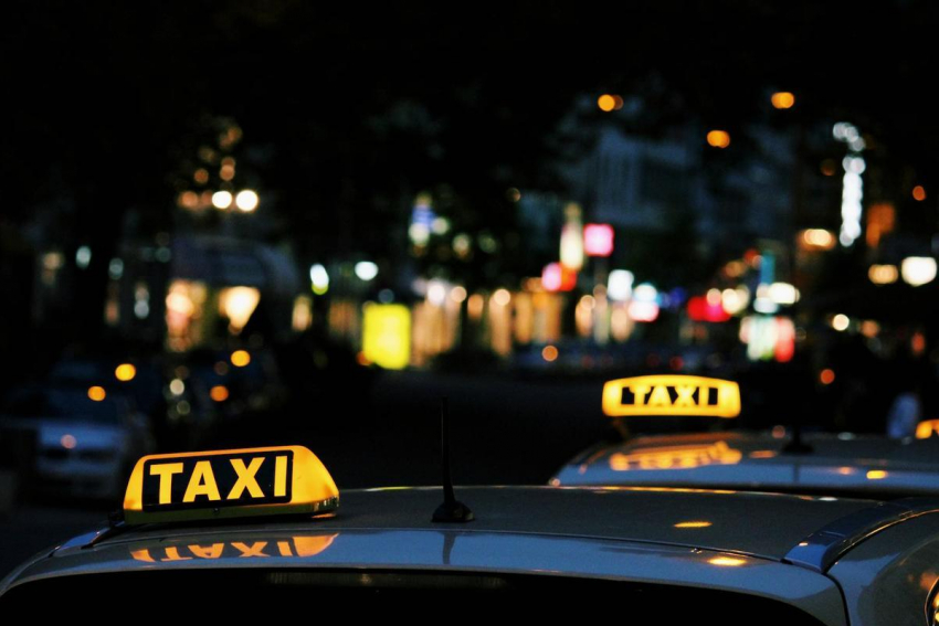 В такси нетрезвый попутчик приставил  к телу командированного гостя города нож и «вытряс»  с пассажира деньги