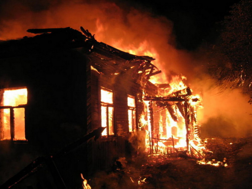 Из-за замыкания электропроводки загорелась комната в частном доме в Камышине