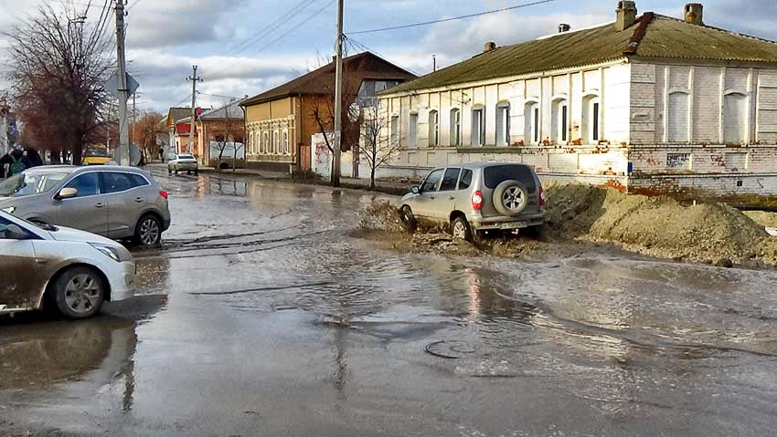 В Камышине машины и люди движутся «вплавь» по известной низине на улице Калинина в центре города