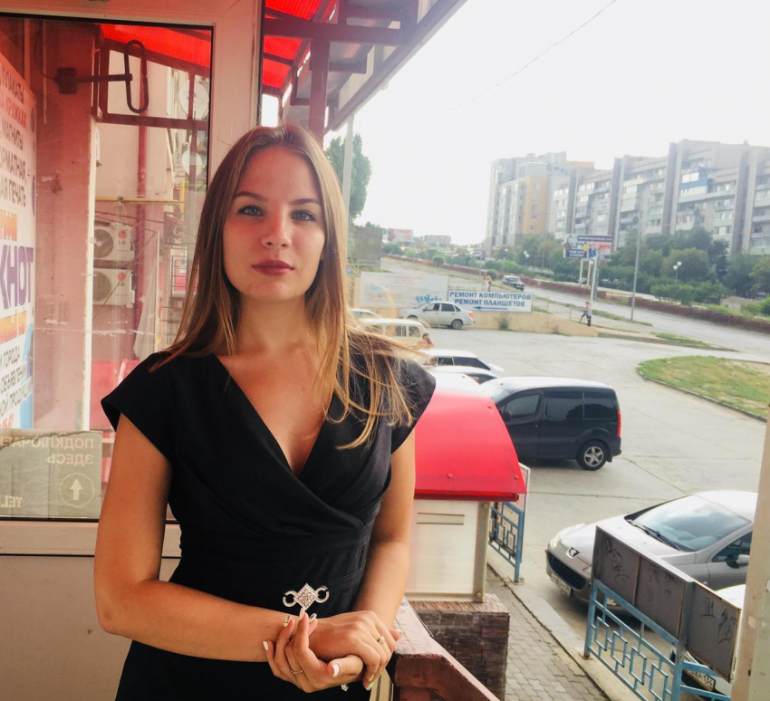 В Камышине ТИК приняла документы у первого независимого соискателя депутатского мандата - предпринимателя Анастасии Поляковой