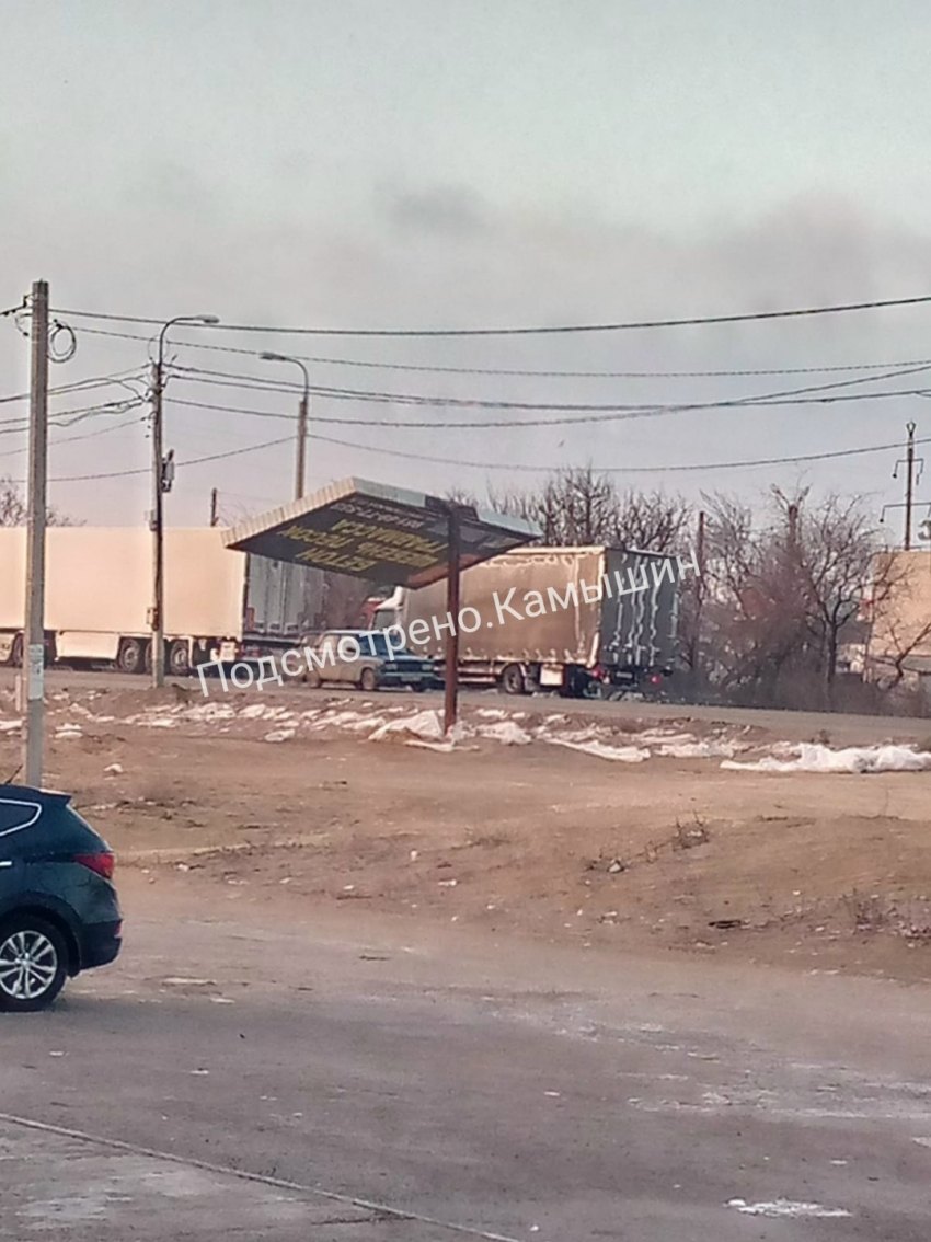 В Камышине от урагана «скособочило» рекламные щиты и перевернуло дворовые скамейки