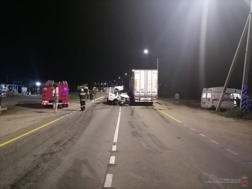 На дороге между Камышином и Волгоградом «Газель» врезалась в фуру: двое в больнице