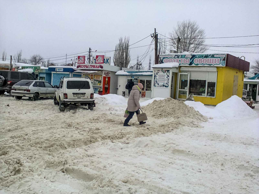 Камышане требуют от администрации Камышина не только сдвигать снег в горы на улицах, но и активнее вывозить его из города