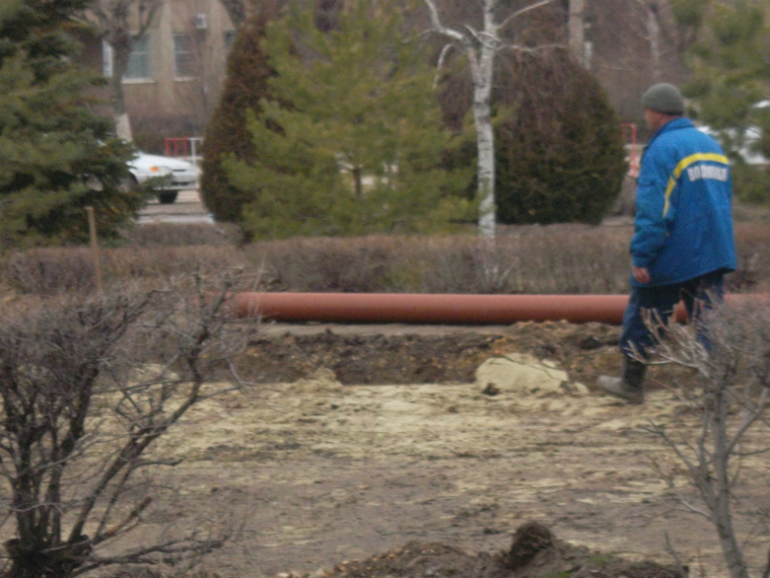 На Площади Павших борцов прокладывают водопроводные трубы
