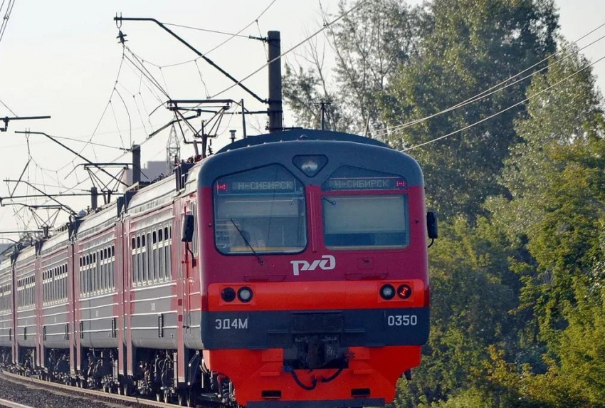 При маневрировании поезда в городе Петров Вал Камышинского района погиб мужчина