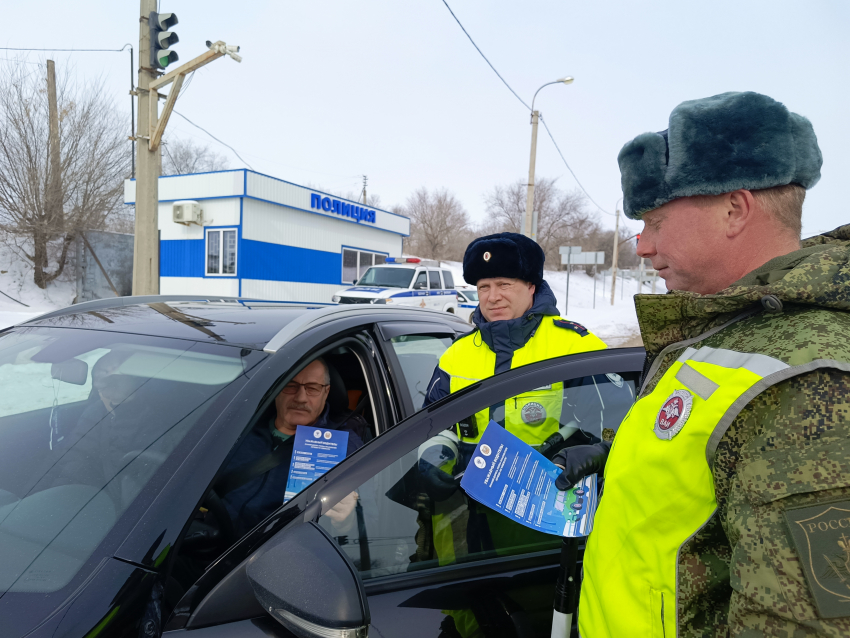 В Камышине сотрудники автоинспекций выехали на трассу для бесед с водителями о «смертельной» встречной полосе