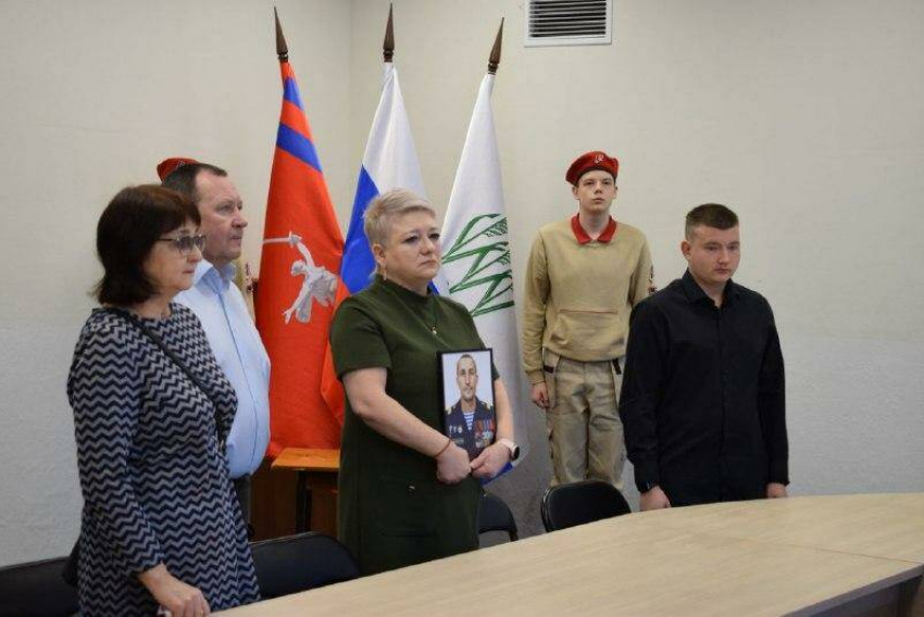 Орден Мужества, которым посмертно награжден камышанин старший сержант Алексей Межаков, передали родным бойца