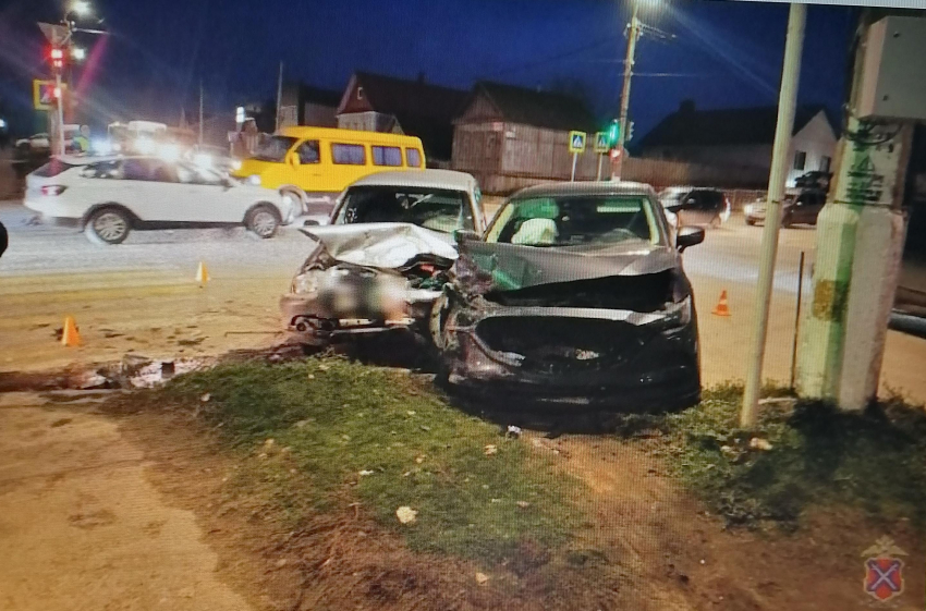 В Камышине «скорая» забрала двух пострадавших в ДТП на печально известном перекрестке «Базарова - Гагарина"