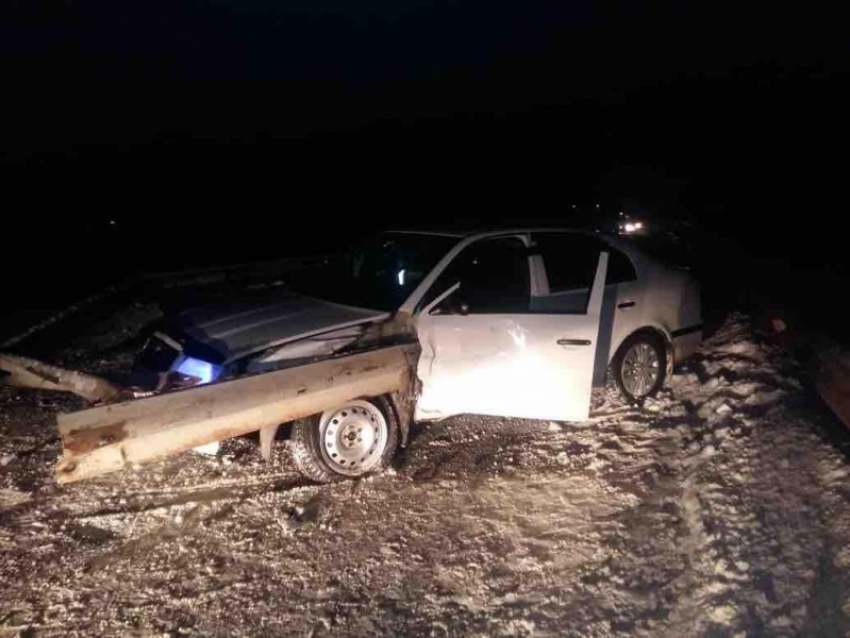 Водители в Волгоградской области не справляются с управлением - врезаются в столбы и турникеты