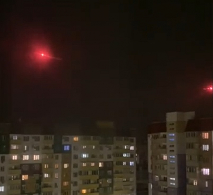 В ночном небе над Волгоградской областью проплыли неопознанные красные объекты