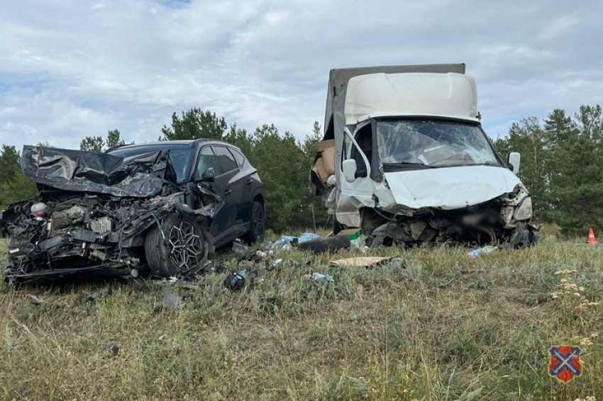 Из искореженного салона Hyundai медики забрали двух разбившихся в Камышинском районе пассажирок, в том числе девочку-подростка