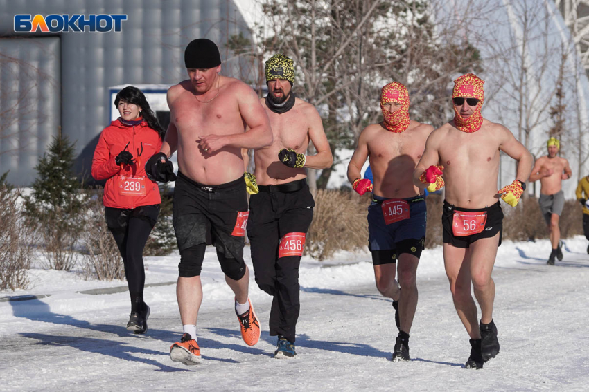 В Волгограде смельчаки включились в рождественский забег с голыми торсами при -15-ти