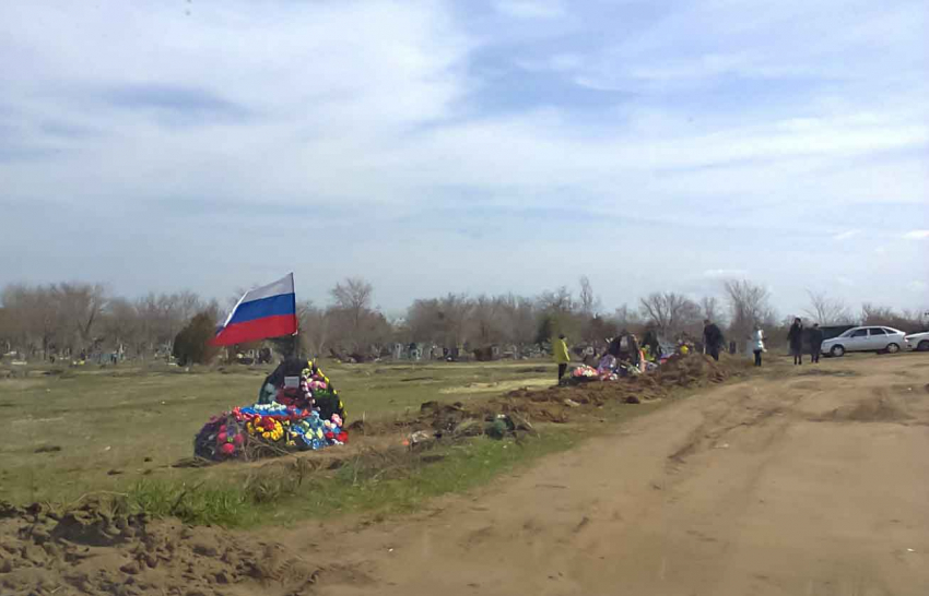 На кладбище Камышина появились могилы с российским флагом, к которым идут незнакомые люди с цветами
