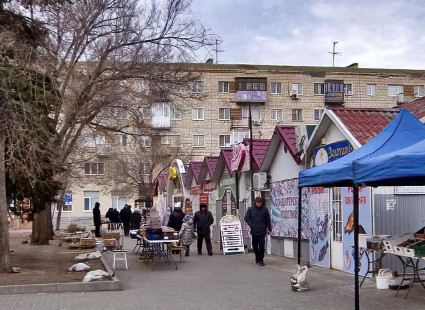 Неужели на главной улице Камышина рынок так и будет торговать на допотопных «раскладушках"? - камышанка