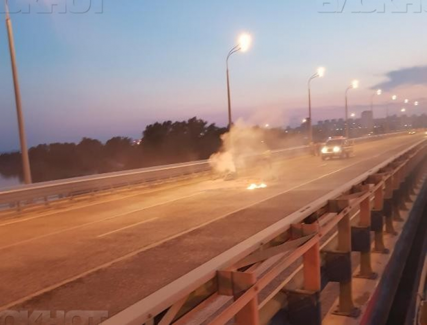 На «танцующем» мосту загорелся мотоциклист, - «Блокнот Волжского"