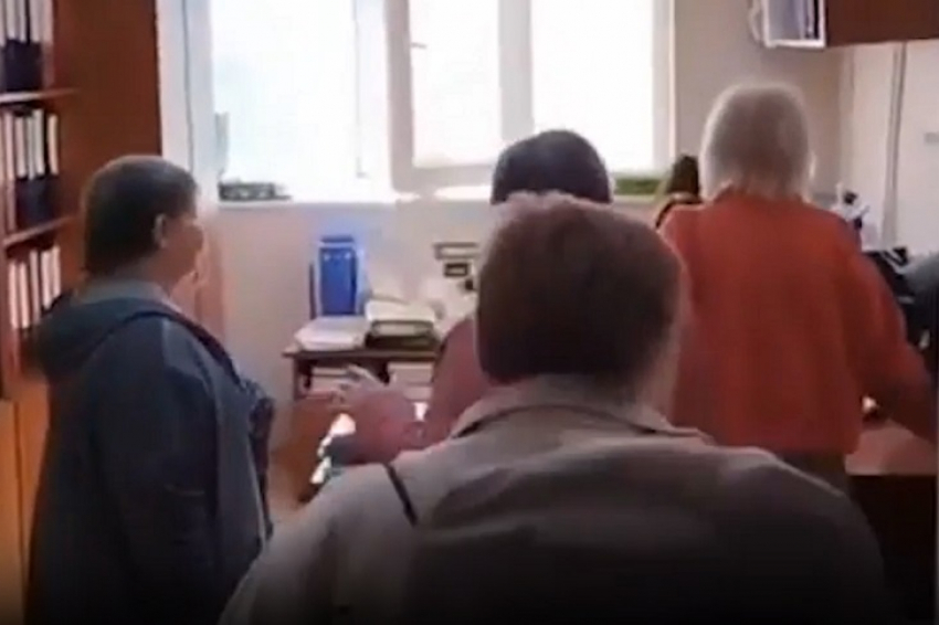 Правительство обязало главврачей камышинских поликлиник обеспечить прием камышан терапевтами в течение суток, не позже