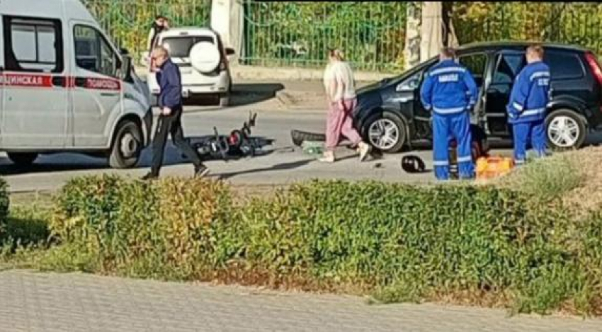 "Скорую» вызвали на улицу Терешковой в Камышине, где автомобиль сбил мужчину на самокате